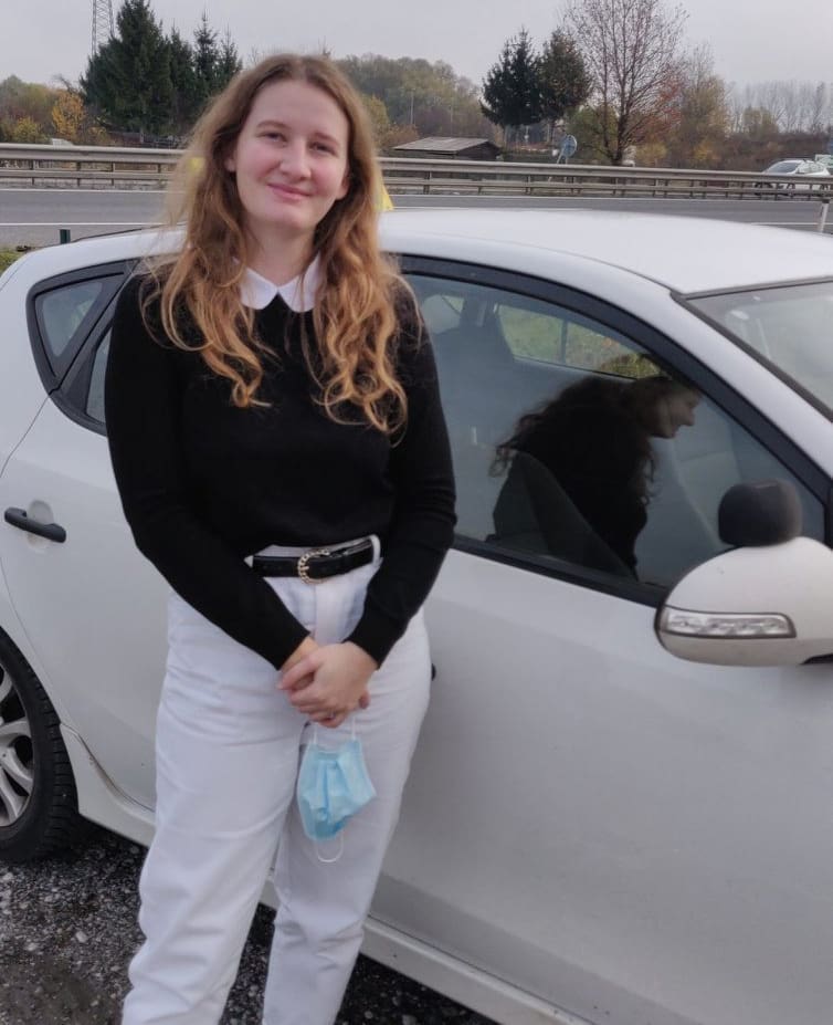 Laura Smole, vozniški izpit B, Šola vožnje 4ka
